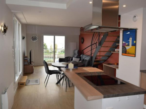 Appartement lumineux avec grande terrasse, fibre et garage - FR-1-197-522